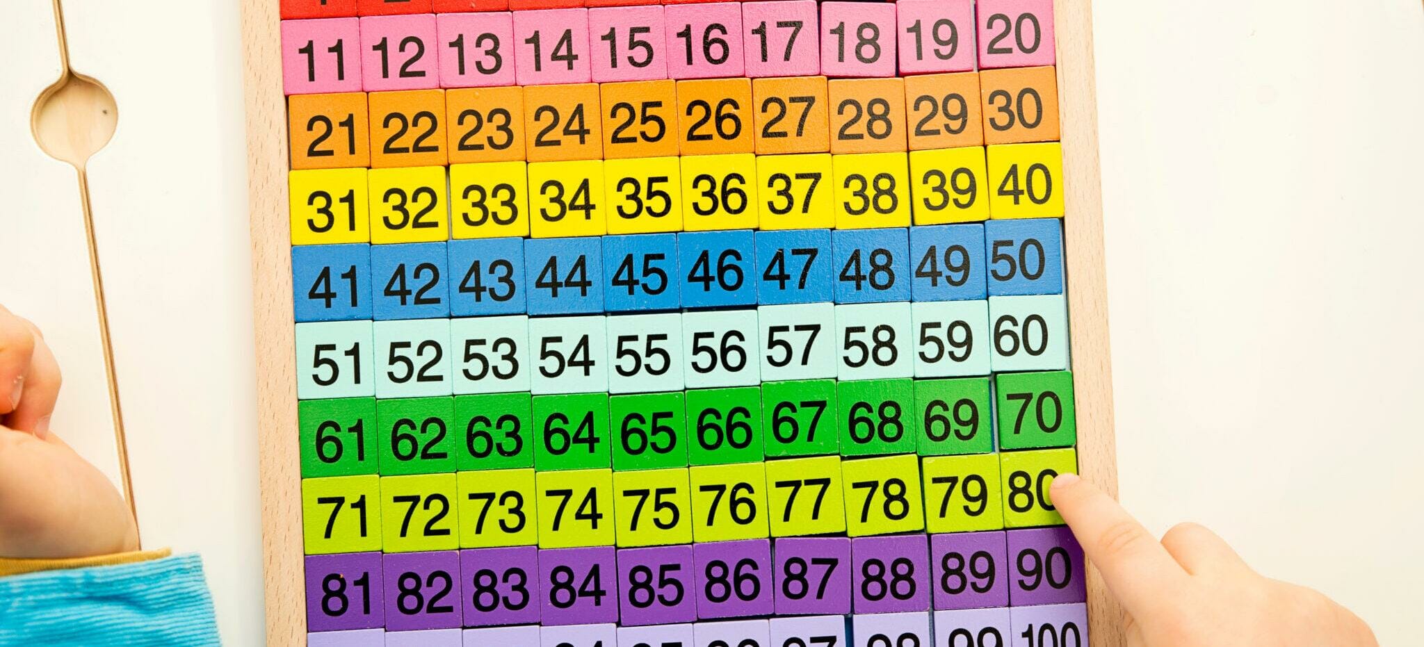 韓国を含むさまざまな国の数字が入ったカラフルなブロックのグループ。