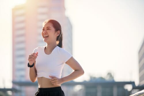 街中でジョギングする韓国人女性 - ジョギングストックビデオとロイヤリティフリー映像。