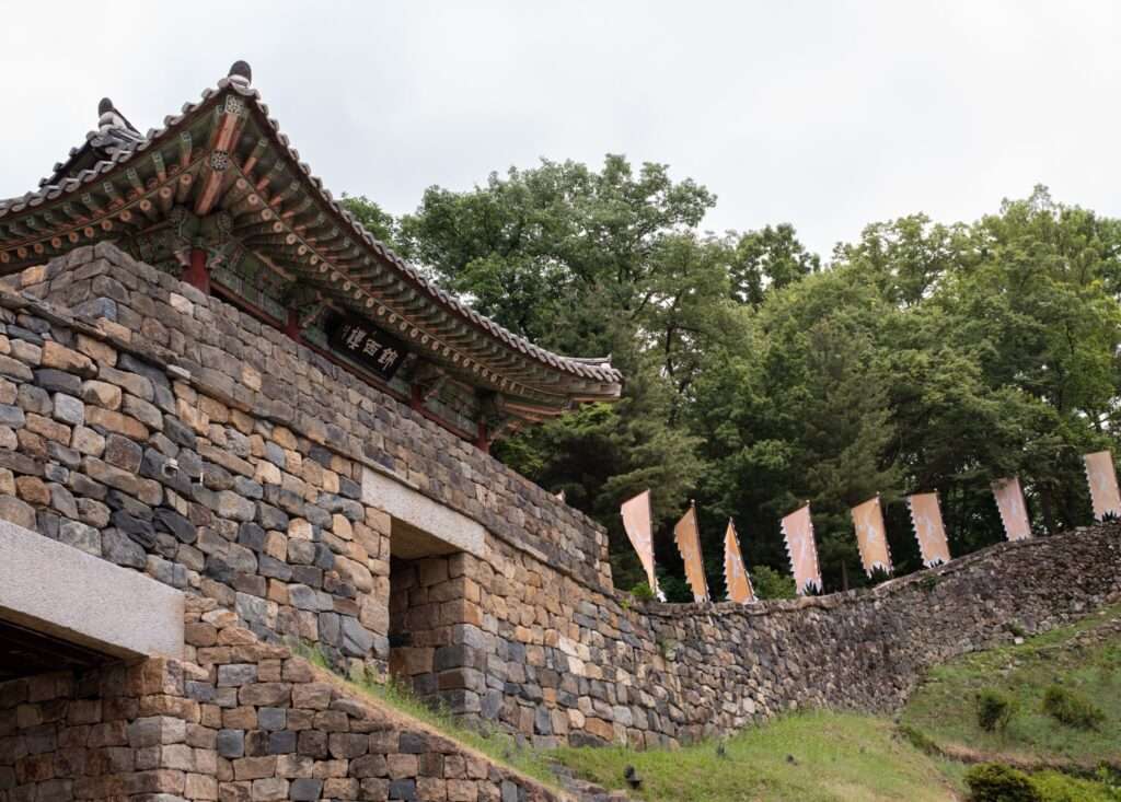 韓国の国旗や横断幕で飾られた石垣。
