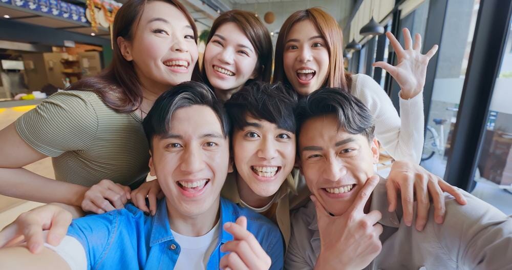 自撮り写真を撮る韓国人の友人のグループ。
