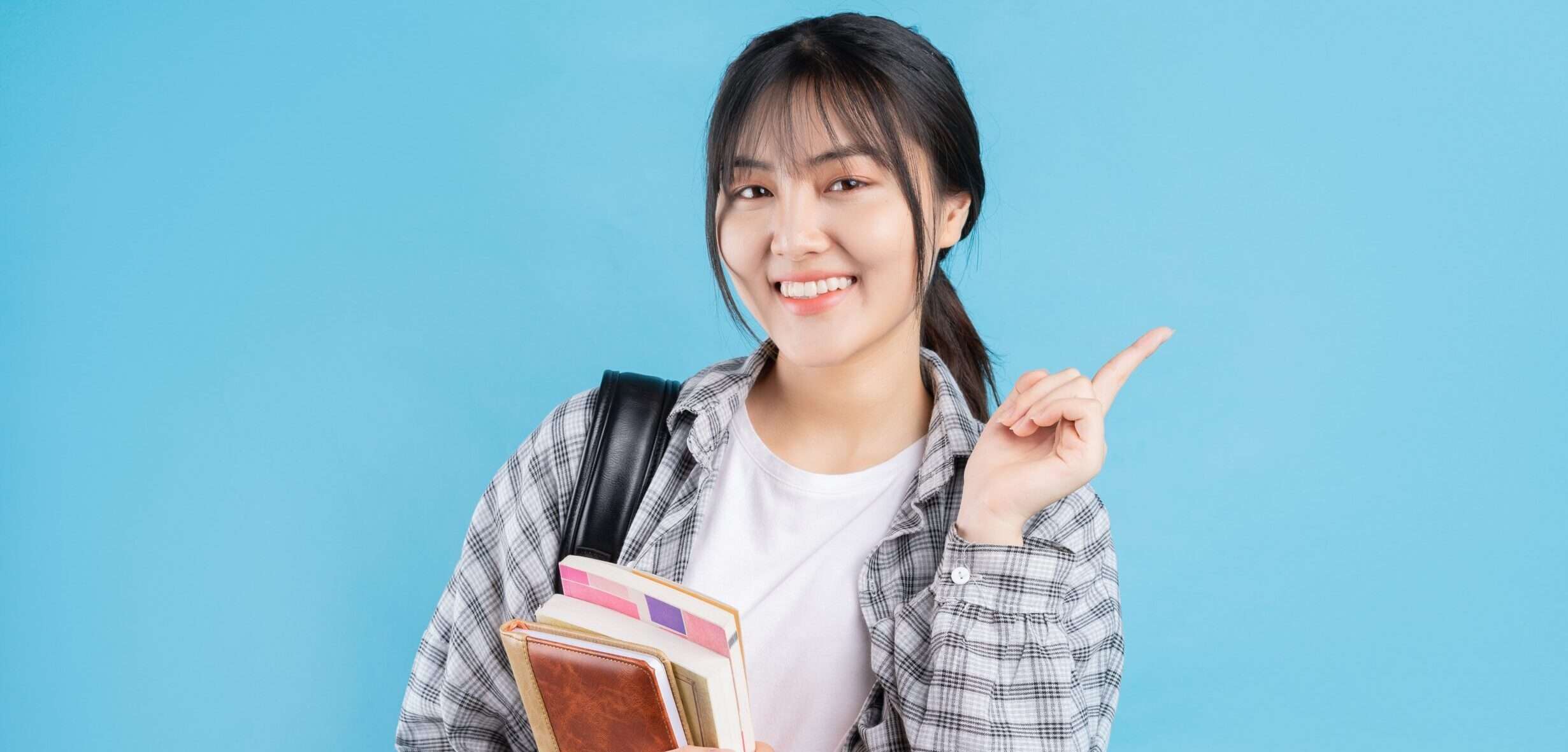 本を持って韓国を指差す女性。