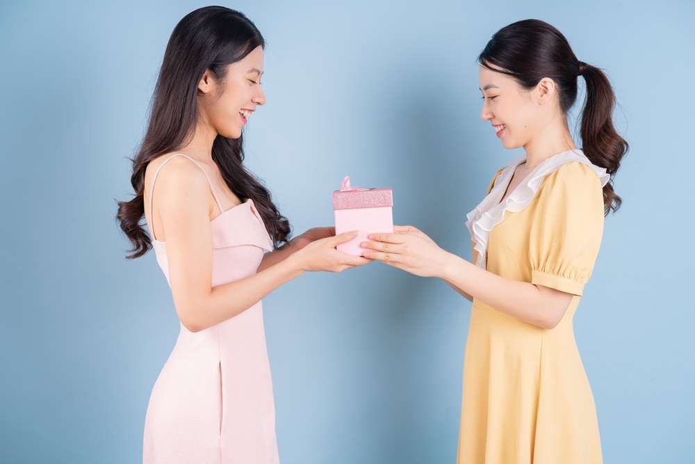 韓国で箱を持つ 2 人の女性。