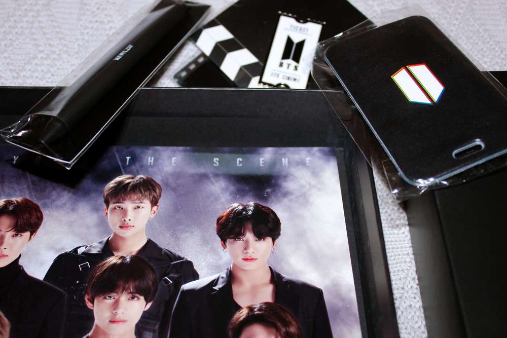 写真集やテーマのアクセサリーなど、韓国の K-POP ボーイズ バンドをフィーチャーした商品や記念品。