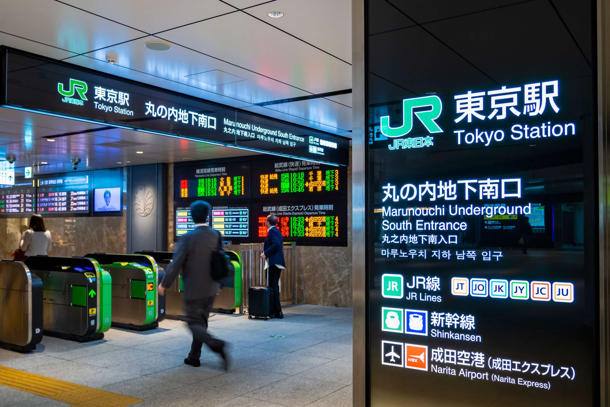東京駅丸の内地下南口では、改札口で人々が行き交い、JR線や成田エクスプレスの標識が人々の注目を集めている。近くには、韓国語教室があり、学習意欲のある人向けに韓国語のレッスンを行っている。