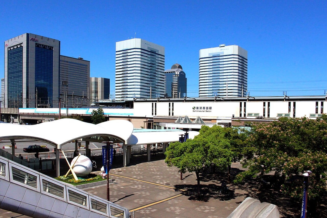 海浜幕張の澄み切った青空の下、近代的な高層ビル群、大きな駅、木々が生い茂る広場が織り成す街並みは、活気ある都市生活の中で韓国語教室を見つけるのに最適なスポットだ。.